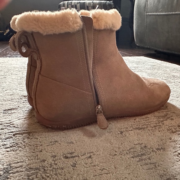 Naturalizer Suede Booties w/ Fur lining - Picture 1 of 5